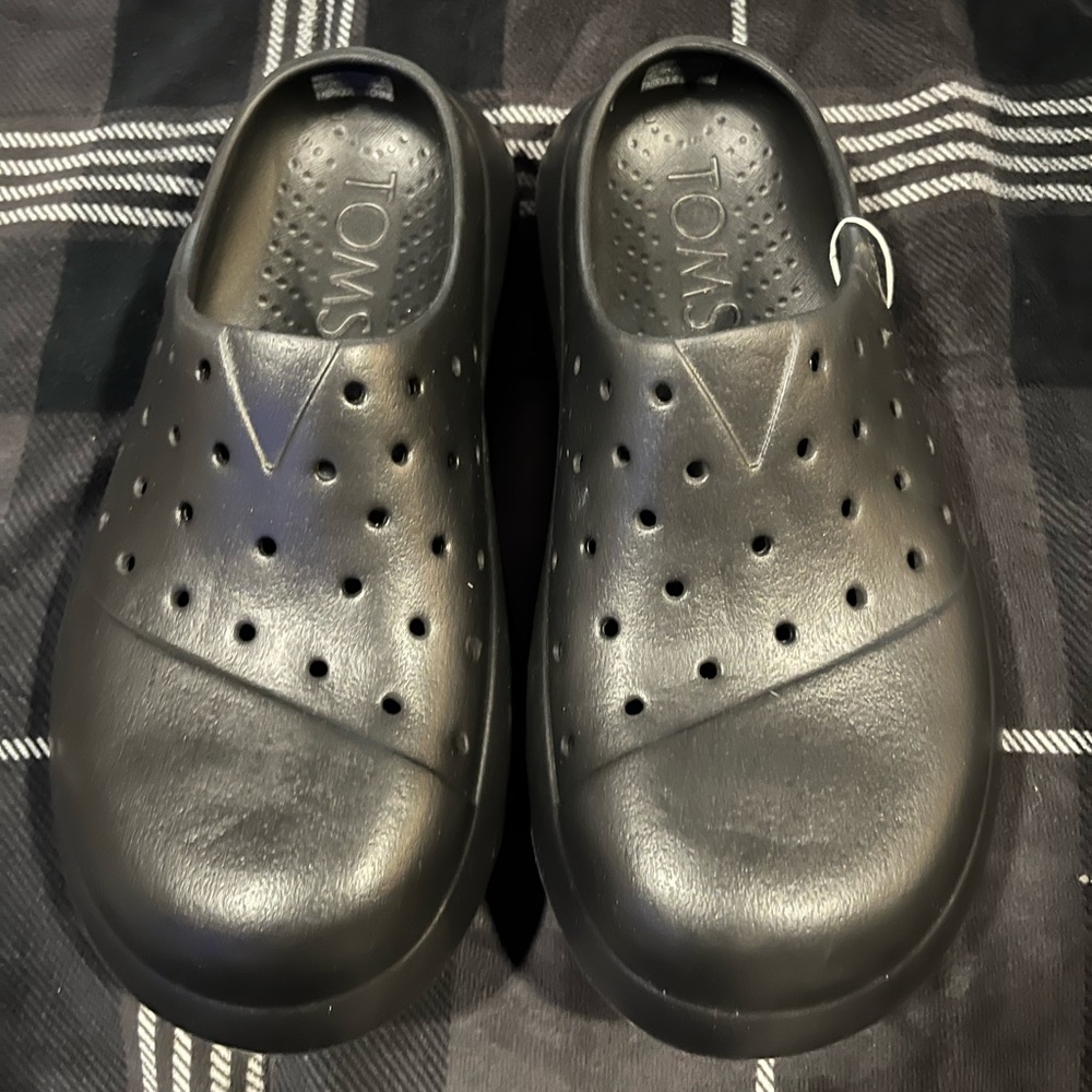 Brand new Toms womens 7 mens 5